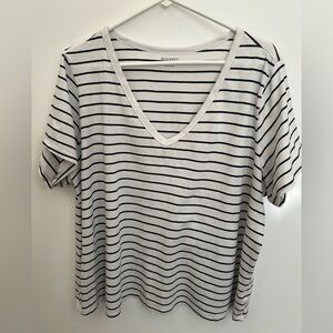OLD NAVY WOMENS V-NECK STRIPE BLACK AND WHITE TEE. SIZE  2XL
